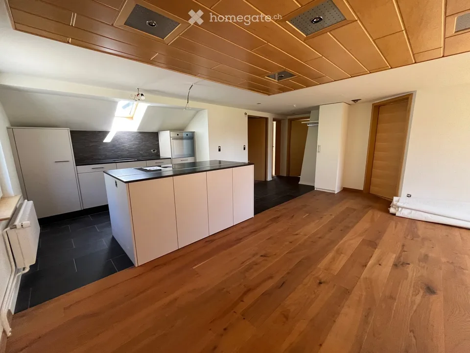 Delizioso appartamento di 3,5 locali in mansarda in un edificio antico con una vista incantevole sulla verde zona di Fischenthal