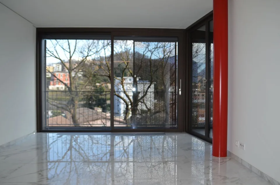 Appartement moderne de 2,5 pièces immergé dans le verdure