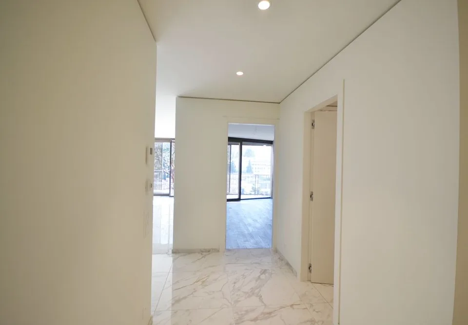 Appartement moderne de 2,5 pièces immergé dans le verdure