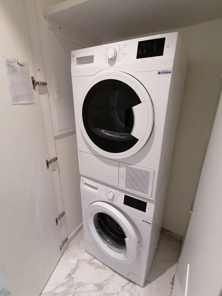 Appartement moderne de 2,5 pièces immergé dans le verdure