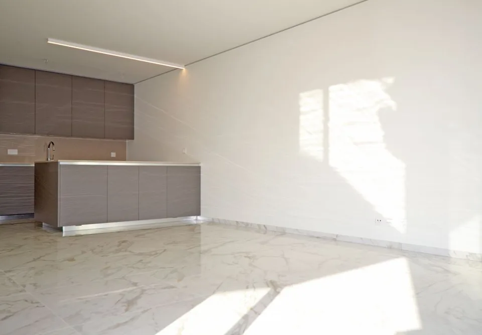 Appartement moderne de 2,5 pièces immergé dans le verdure