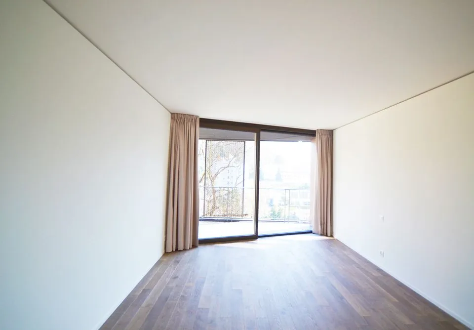 Appartement moderne de 2,5 pièces immergé dans le verdure