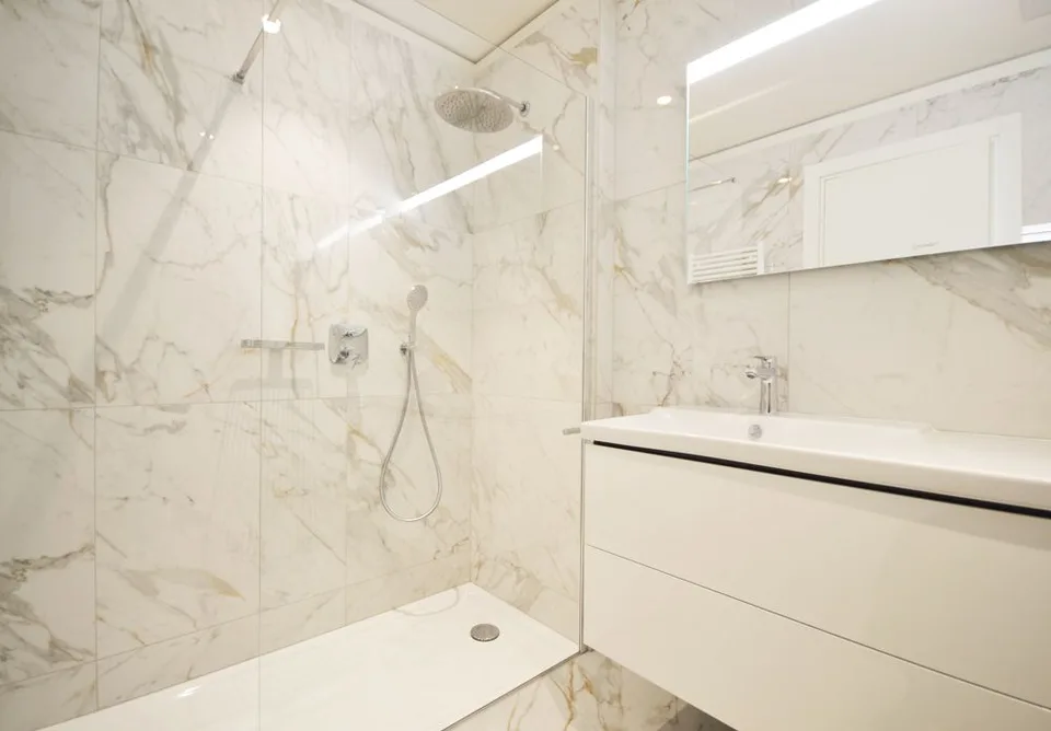 Appartement moderne de 2,5 pièces immergé dans le verdure