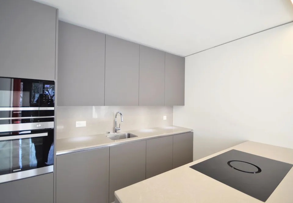 Appartement moderne de 2,5 pièces immergé dans le verdure