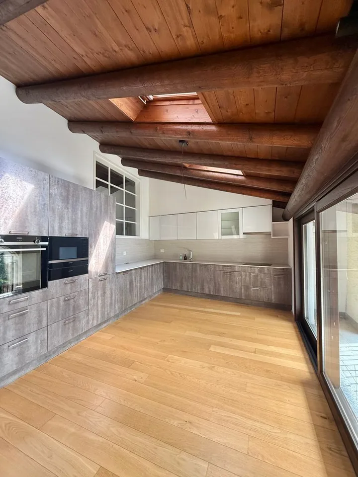 Exklusives Dachgeschoss-Duplex mit 5,5 Zimmern, Panoramabalkon und privatem Garten im Herzen von Origlio