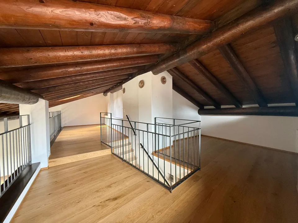 Exklusives Dachgeschoss-Duplex mit 5,5 Zimmern, Panoramabalkon und privatem Garten im Herzen von Origlio