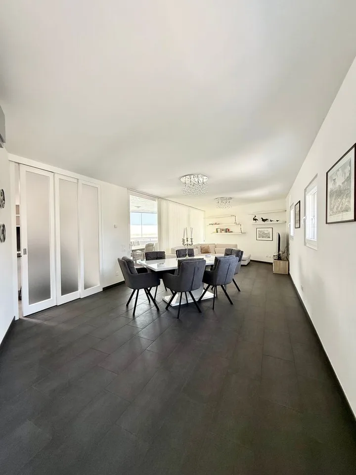 Neubau • Über 200 m² private Terrassen • Jacuzzi • Panoramablick • 3 Parkplätze – Foto 3 von 9
