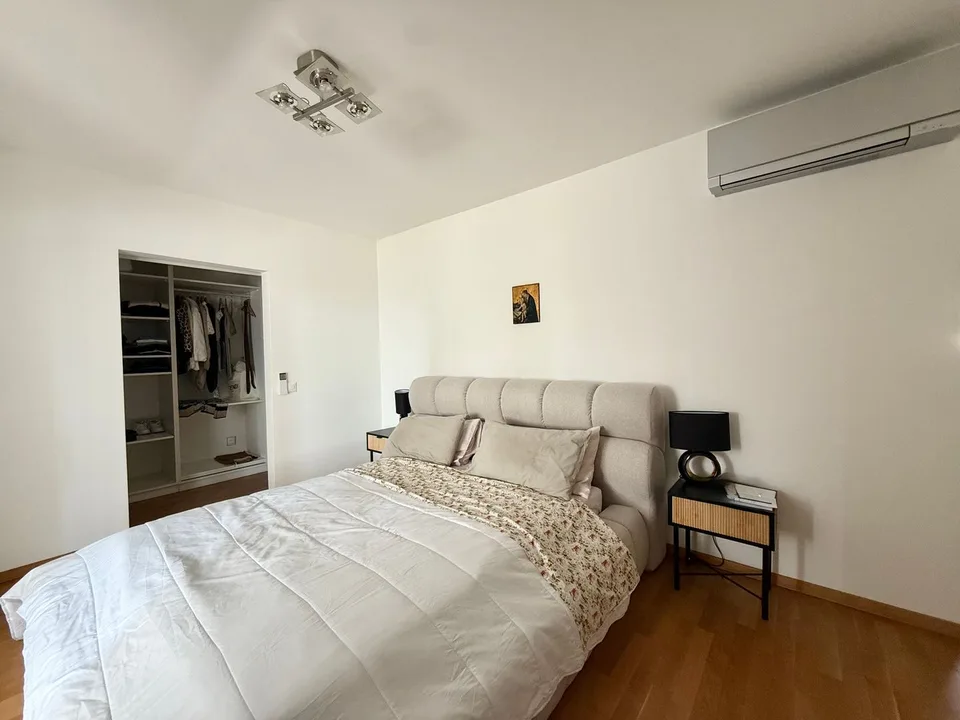 Neubau • Über 200 m² private Terrassen • Jacuzzi • Panoramablick • 3 Parkplätze – Foto 5 von 9