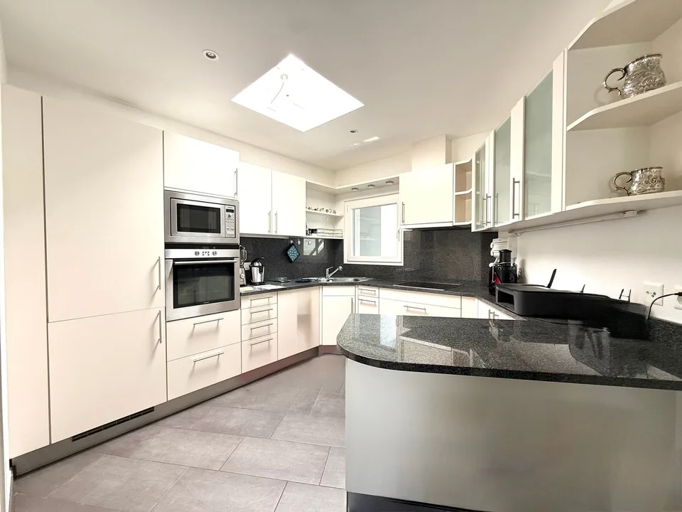 Neubau • Über 200 m² private Terrassen • Jacuzzi • Panoramablick • 3 Parkplätze – Foto 8 von 9