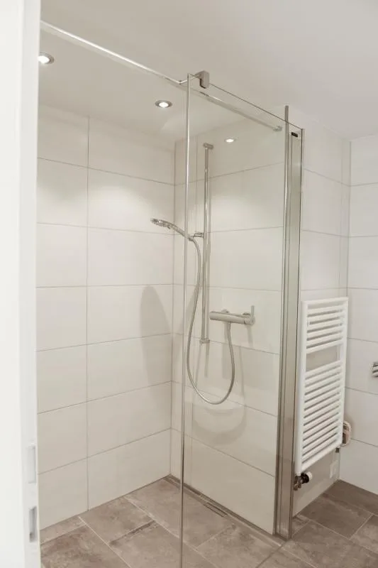 Appartement moderne, proche du centre avec vue lointaine – photo 9 sur 11