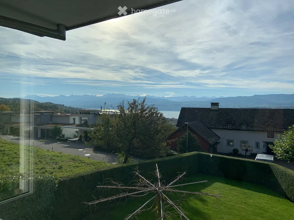 Maison familiale de 8 pièces avec vue sur le lac et les montagnes à Uetikon am See