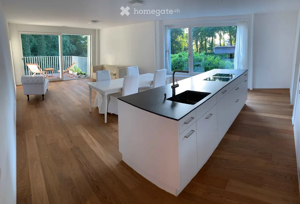 Helle 4.5-Zimmer-Wohnung mit Balkon und schöner Aussicht in Herrliberg