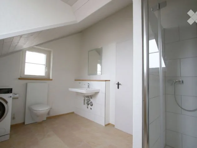 Loft-artige Dachwohnung in ehemaligem Bauernhaus mit grossem Gartensitzplatz am Bach