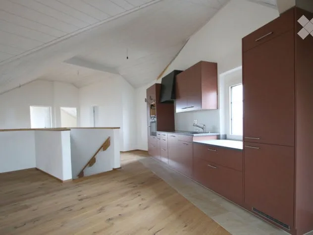 Loft-artige Dachwohnung in ehemaligem Bauernhaus mit grossem Gartensitzplatz am Bach