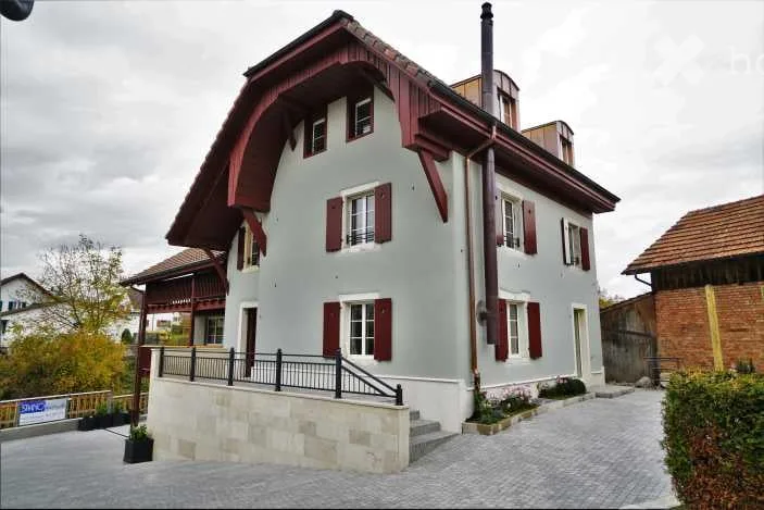 Loft-artige Dachwohnung in ehemaligem Bauernhaus mit grossem Gartensitzplatz am Bach