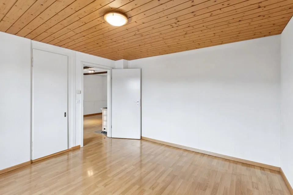 Charmante 4-Zimmer-Dachgeschosswohnung mit Balkon – ländliche Idylle, urbane Nähe – Foto 7 von 10