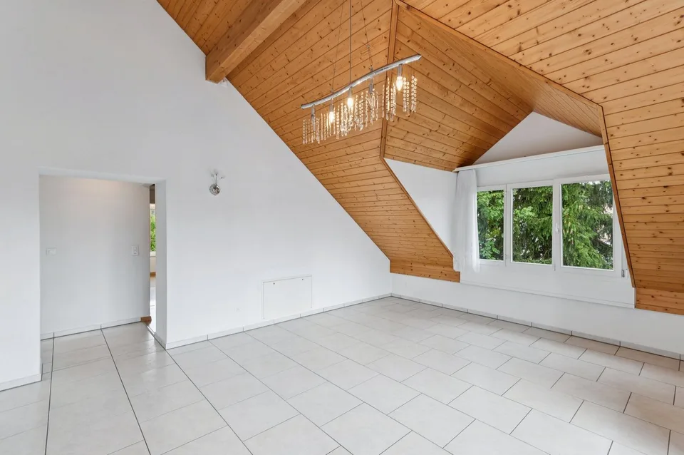 Charmante 4-Zimmer-Dachgeschosswohnung mit Balkon – ländliche Idylle, urbane Nähe – Foto 3 von 10