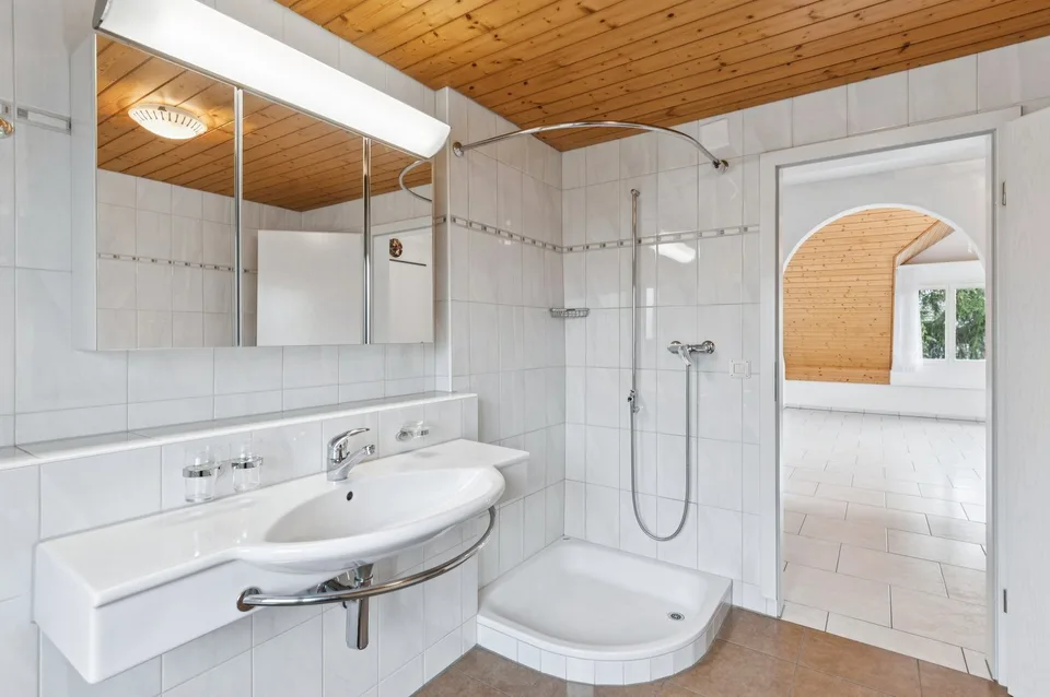 Charmante 4-Zimmer-Dachgeschosswohnung mit Balkon – ländliche Idylle, urbane Nähe – Foto 5 von 10