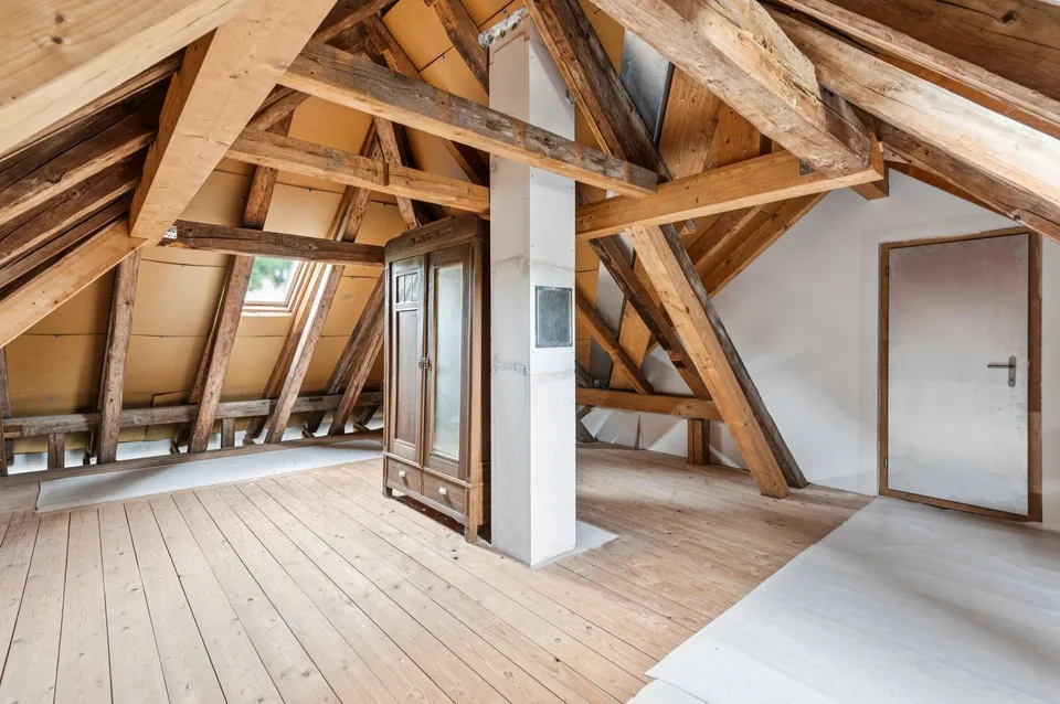 Charmante 4-Zimmer-Dachgeschosswohnung mit Balkon – ländliche Idylle, urbane Nähe – Foto 9 von 10