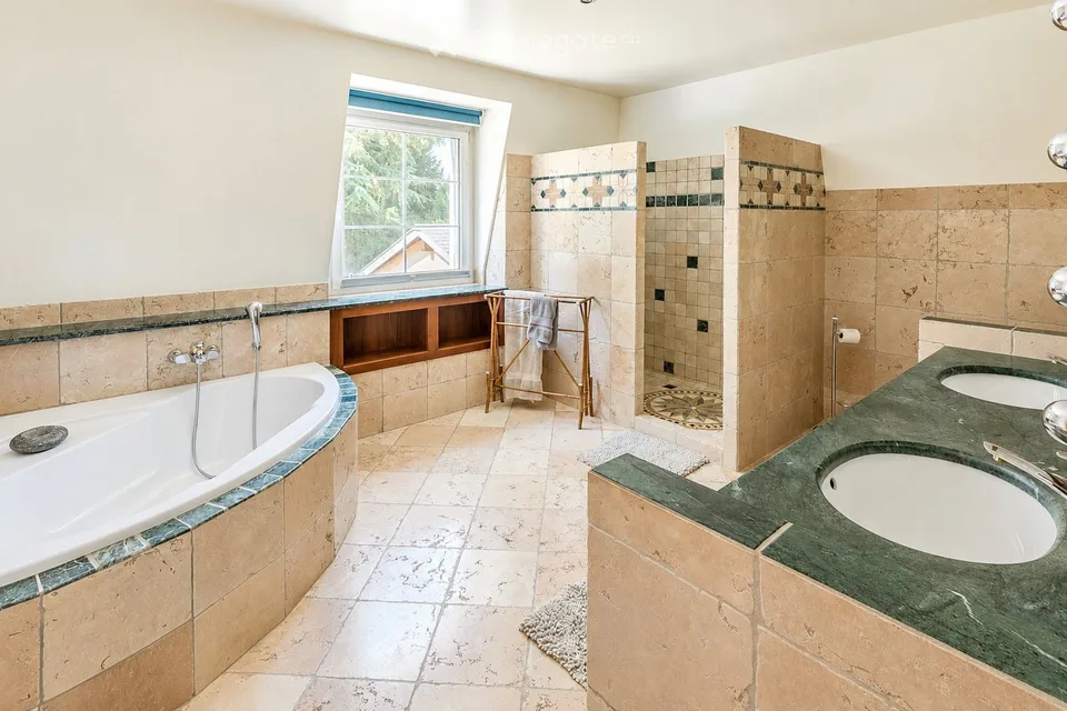 Rare – Belle villa de maître avec piscine et parc de 4’000 m² – photo 23 sur 25