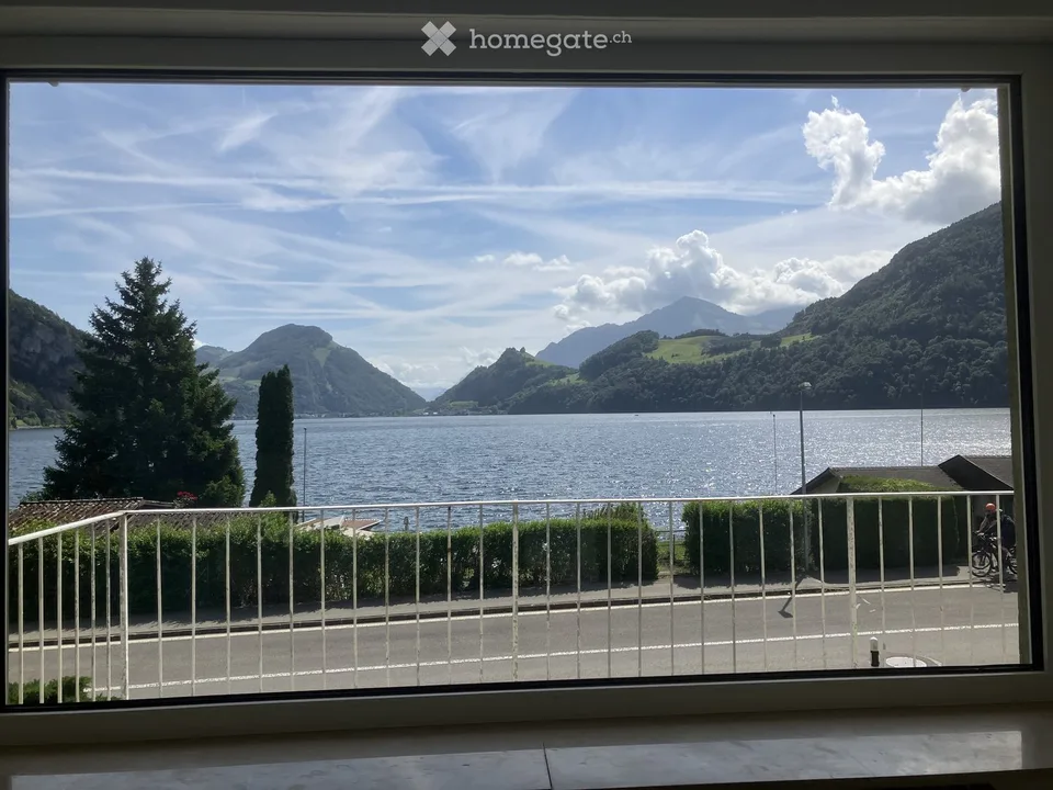 VIEW THAT INSPIRES – Bright 4-room apartment with lake and mountain view in Alpnachstad