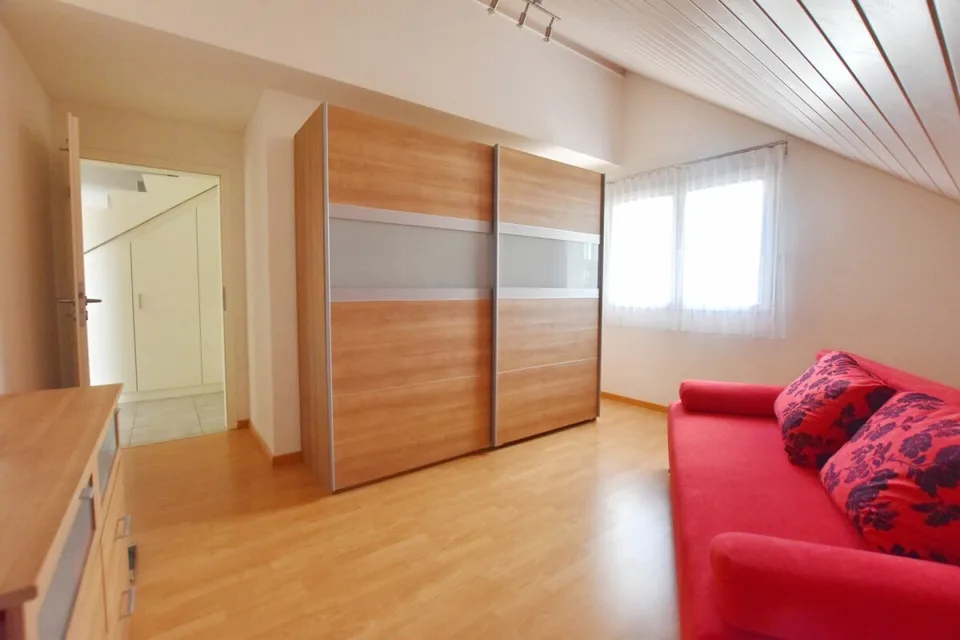 Appartamento di 4,5 locali con accesso diretto al tetto convertito – foto 6 di 12