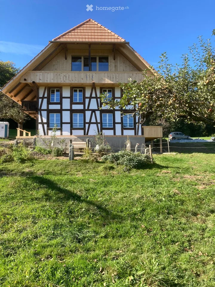 Maison de paysan de 5,5 pièces à Seftigen : vivre dans le vert avec panorama montagnard