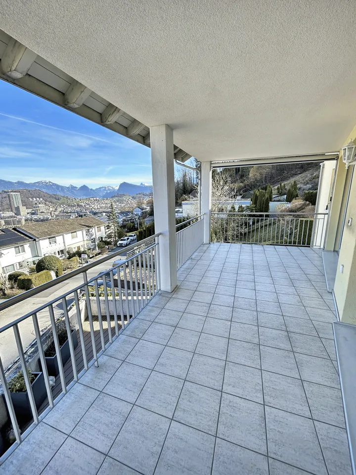 Vue magnifique – moderne, spacieuse, lumineuse et accueillante – photo 8 sur 17
