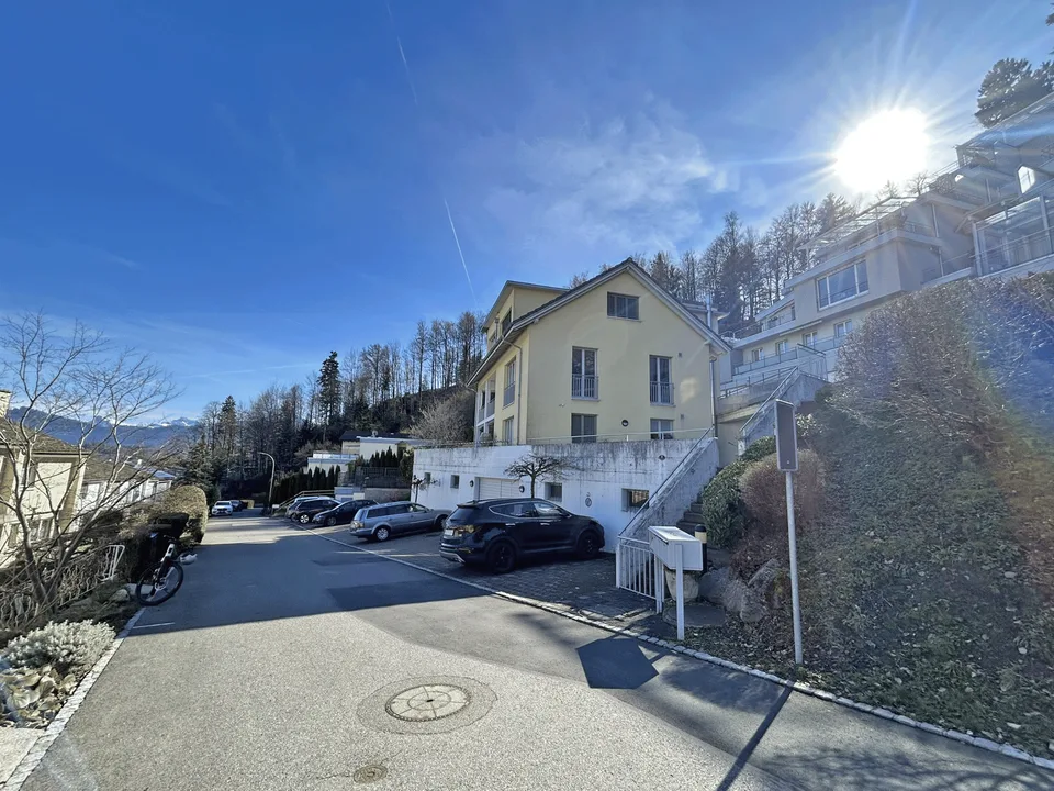 Vue magnifique – moderne, spacieuse, lumineuse et accueillante – photo 2 sur 17