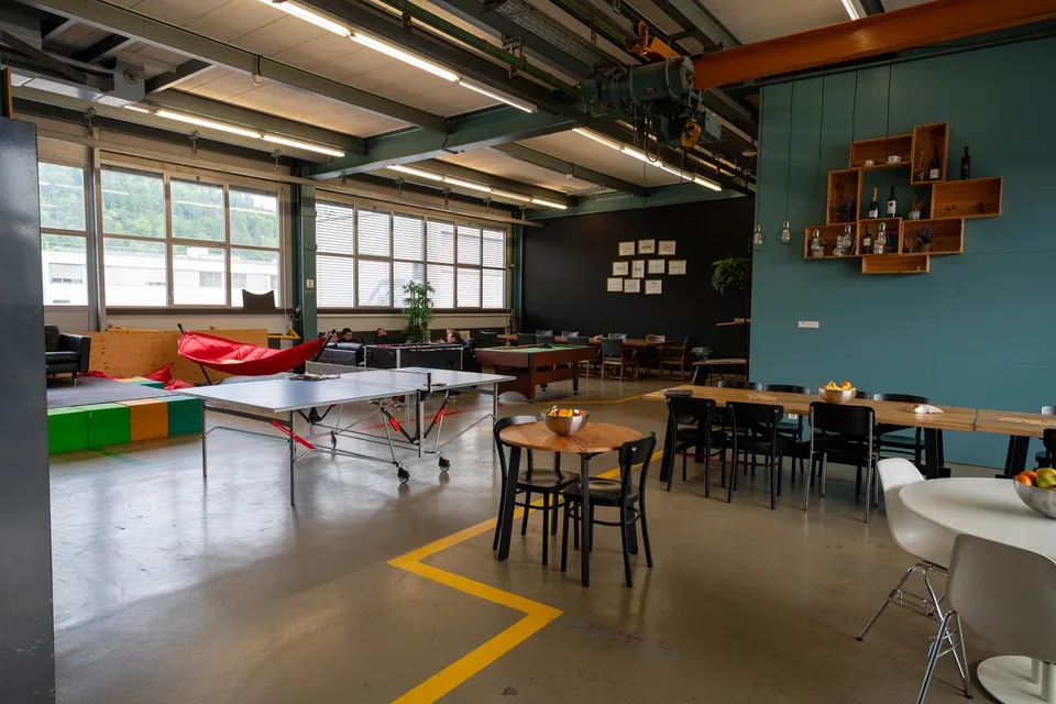 Ufficio spazioso al piano terra in una sala di fabbrica creativa – foto 8 di 17