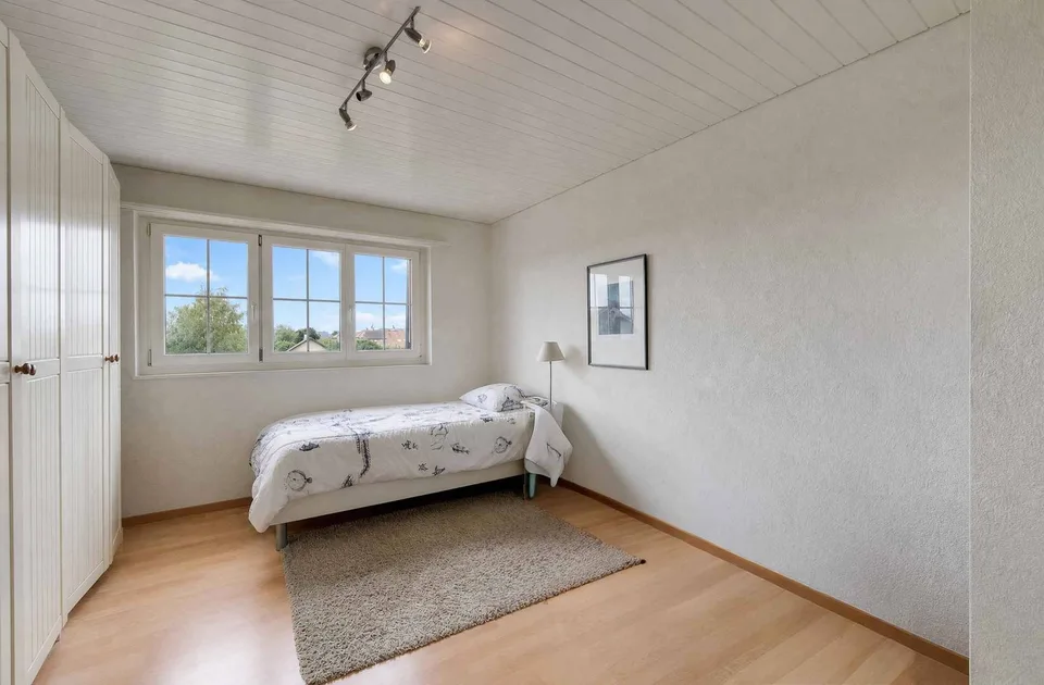 Exklusivität: Einzelhaus mit 7.5 Zimmern Schöner Garten mit Swimmingpool – Foto 11 von 13