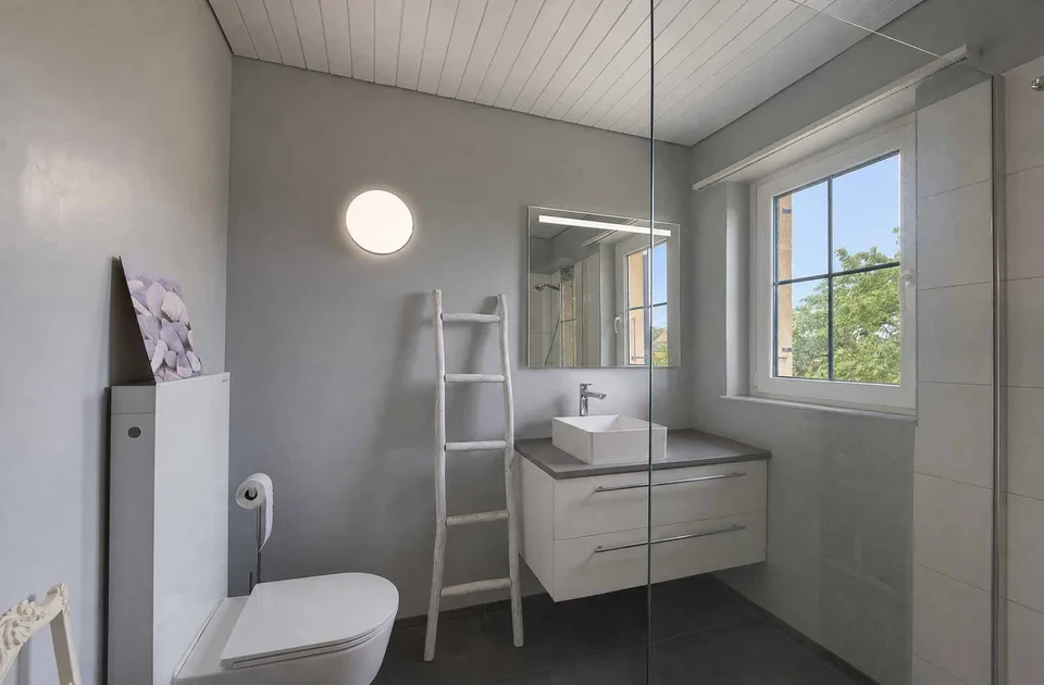 Exklusivität: Einzelhaus mit 7.5 Zimmern Schöner Garten mit Swimmingpool – Foto 12 von 13