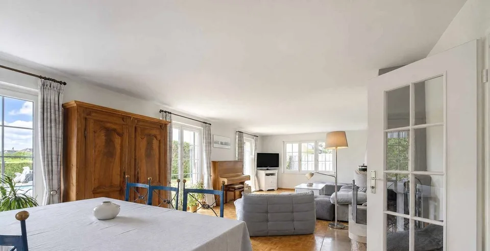 Exklusivität: Einzelhaus mit 7.5 Zimmern Schöner Garten mit Swimmingpool – Foto 4 von 13