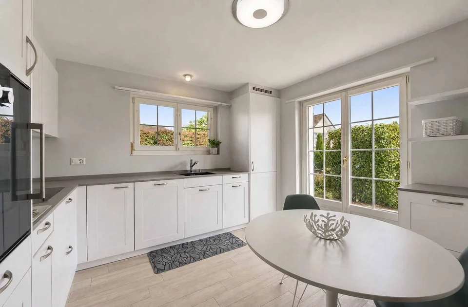 Exklusivität: Einzelhaus mit 7.5 Zimmern Schöner Garten mit Swimmingpool – Foto 6 von 13