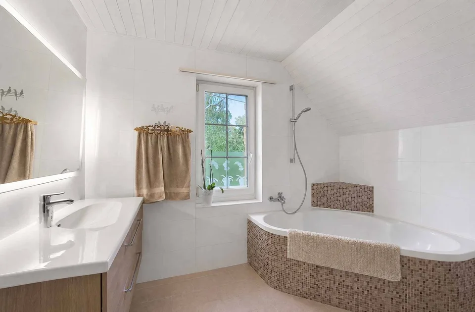 Exklusivität: Einzelhaus mit 7.5 Zimmern Schöner Garten mit Swimmingpool – Foto 10 von 13