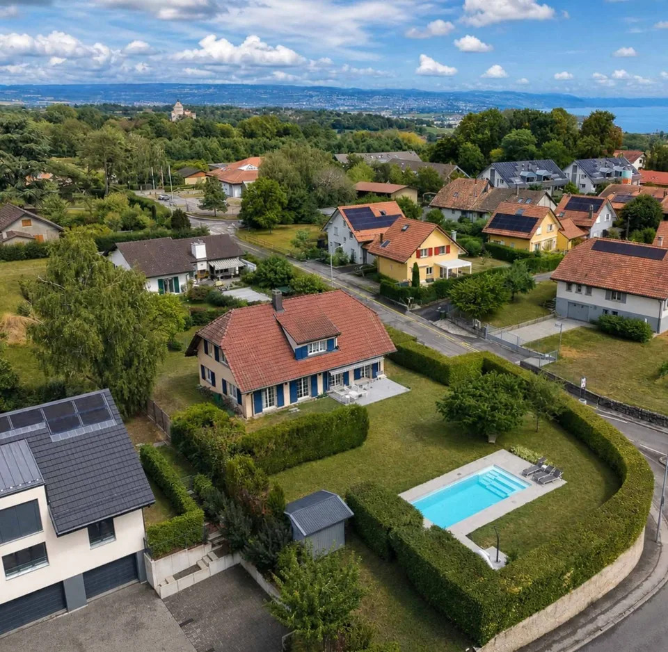 Exklusivität: Einzelhaus mit 7.5 Zimmern Schöner Garten mit Swimmingpool – Foto 2 von 13