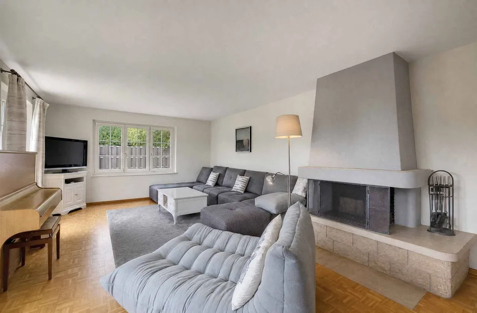 Exklusivität: Einzelhaus mit 7.5 Zimmern Schöner Garten mit Swimmingpool – Foto 3 von 13