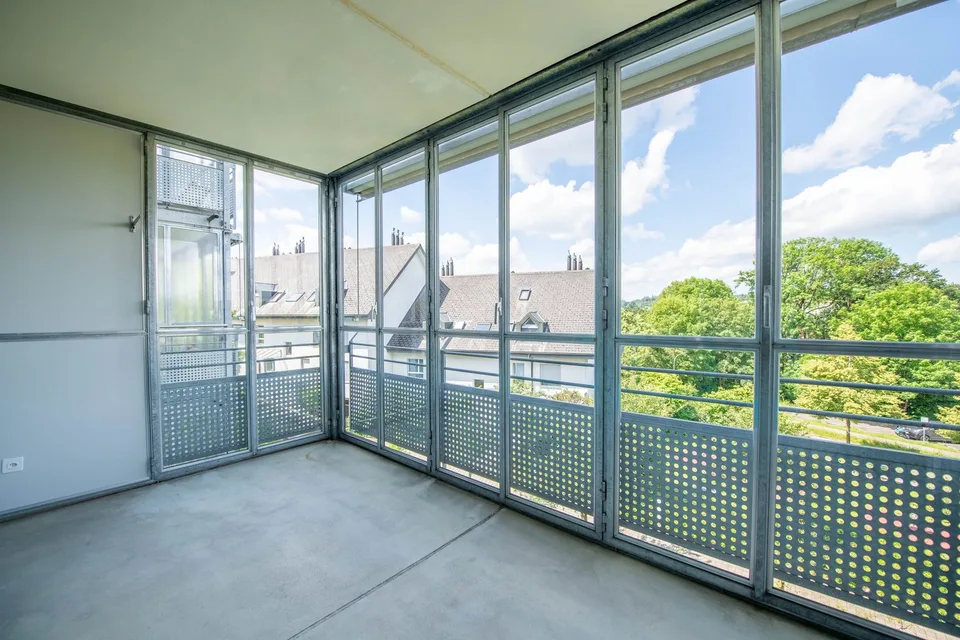 Spacious, in a green area and with its own laundry room & large balcony! – photo 12 of 13