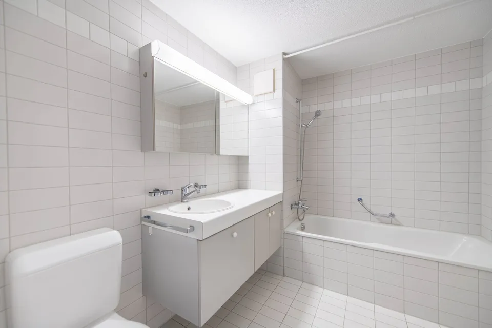 Spacious, in a green area and with its own laundry room & large balcony! – photo 8 of 13