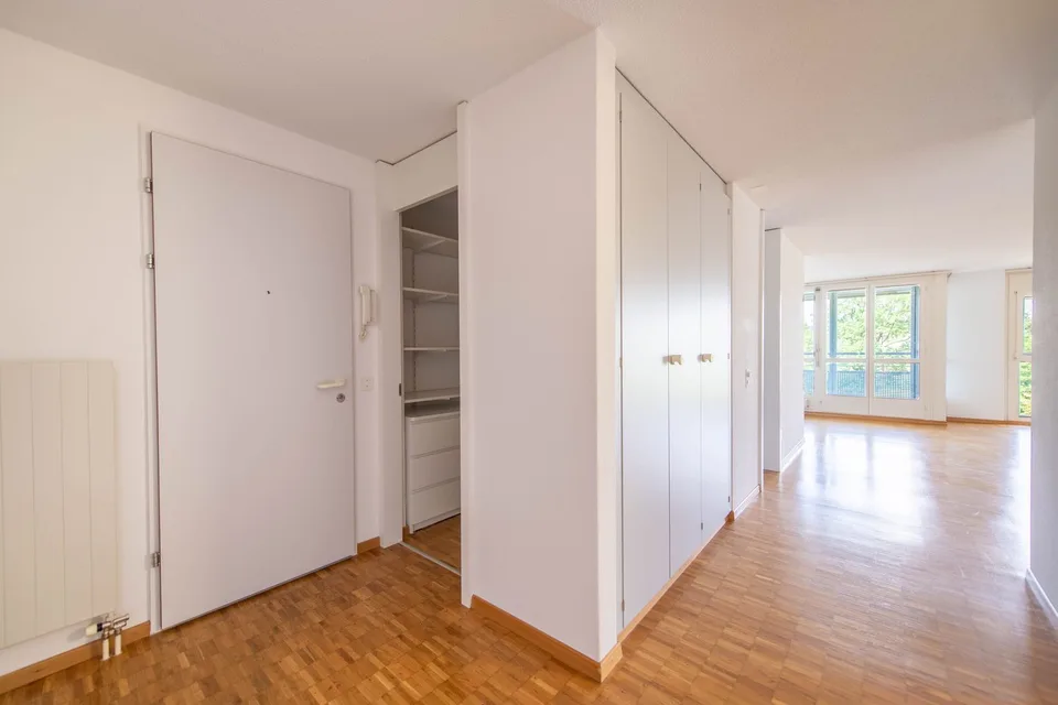 Spacious, in a green area and with its own laundry room & large balcony! – photo 7 of 13