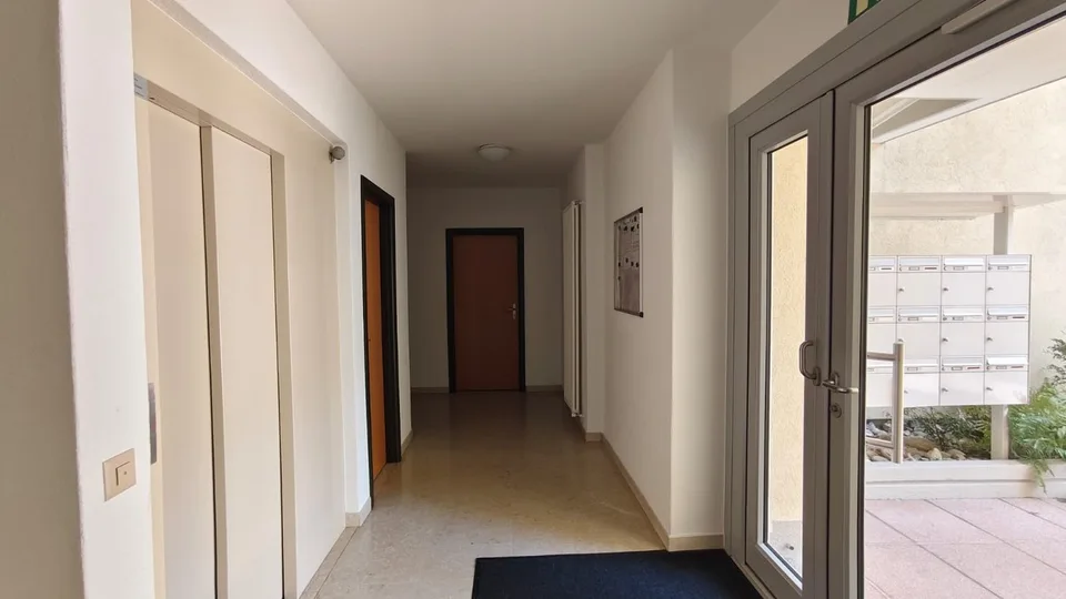 Geräumige 4.5-Zimmer-Wohnung mit Panoramaterrasse – Foto 7 von 14
