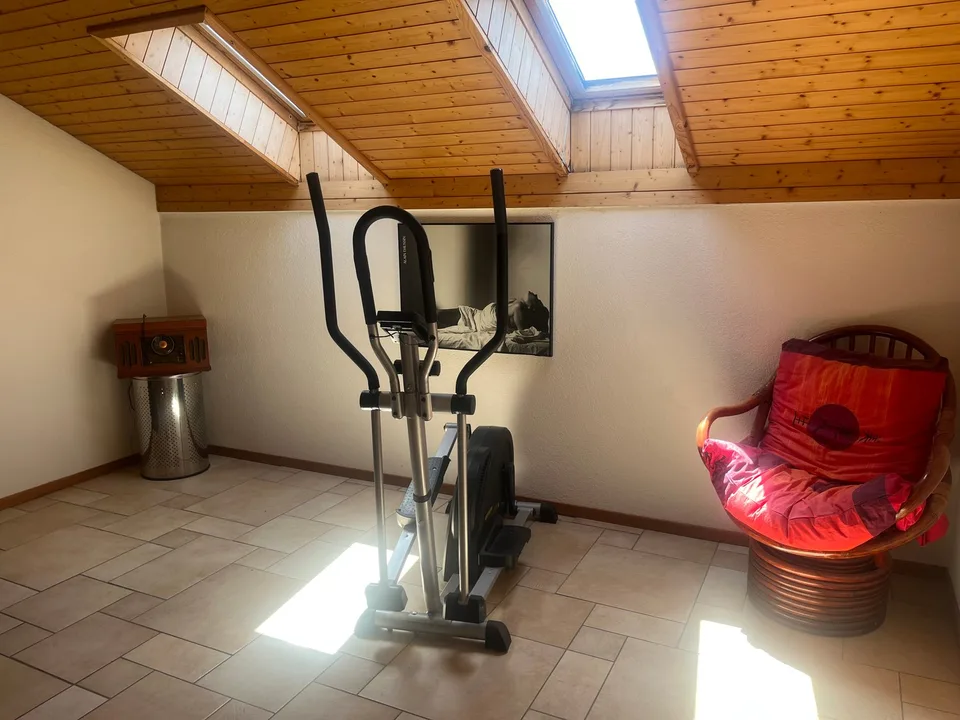 Maison abordable, grande de 7,5 pièces avec appartement annexe, 22 minutes de Berne à Busswil, commune de Lyss – photo 18 sur 27