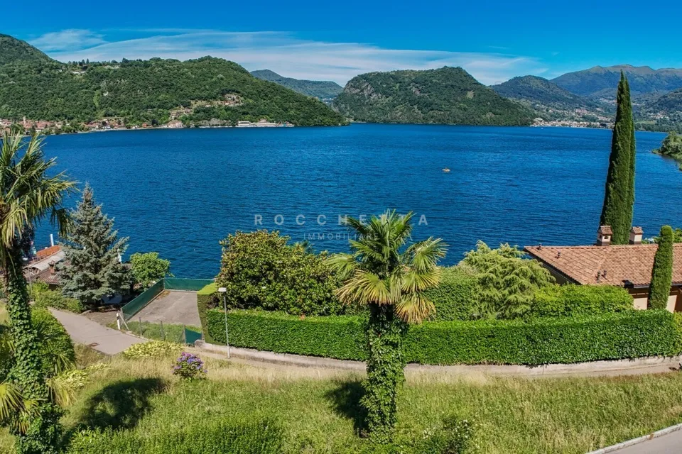 Villa fronte Lago con ampio terreno e straordinario potenziale – foto 2 di 3