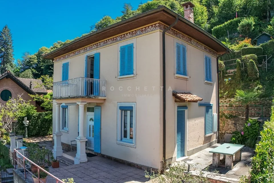 Villa fronte Lago con ampio terreno e straordinario potenziale – foto 3 di 3