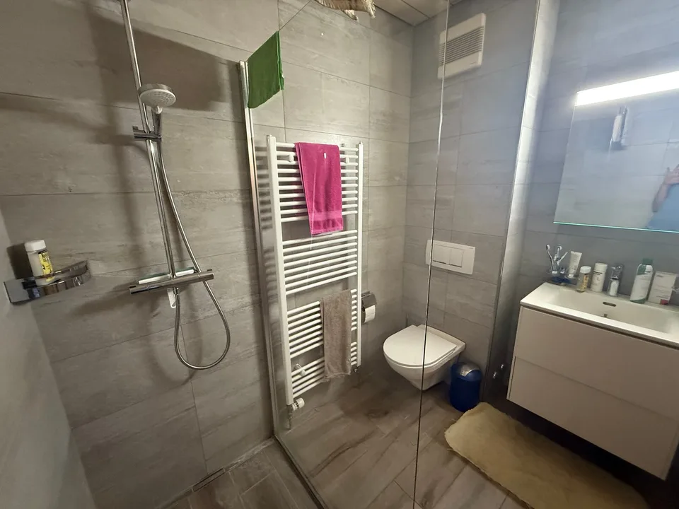 Charmantes 4-Zimmer-Wohnung im Herzen von Cressier – Foto 2 von 11
