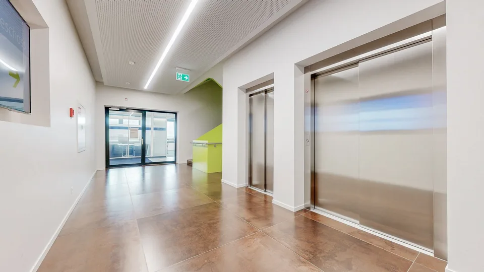 Moderne, lichtdurchflutete Bürofläche an zentraler Lage in Frauenfeld bezugsbereit und flexibel – Foto 7 von 8
