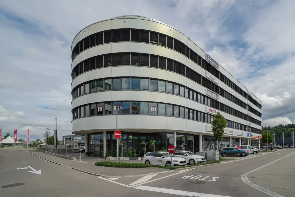 Moderne, lichtdurchflutete Bürofläche an zentraler Lage in Frauenfeld bezugsbereit und flexibel – Foto 2 von 8