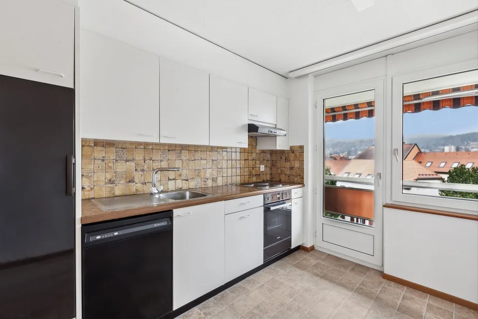 Appartement 3 pièces lumineux avec balcon et vue à La Chaux-de-Fonds – photo 2 sur 12