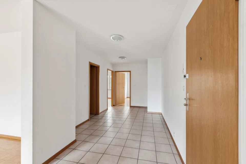 Appartement 3 pièces lumineux avec balcon et vue à La Chaux-de-Fonds – photo 4 sur 12