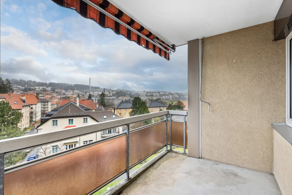 Appartement 3 pièces lumineux avec balcon et vue à La Chaux-de-Fonds – photo 3 sur 12